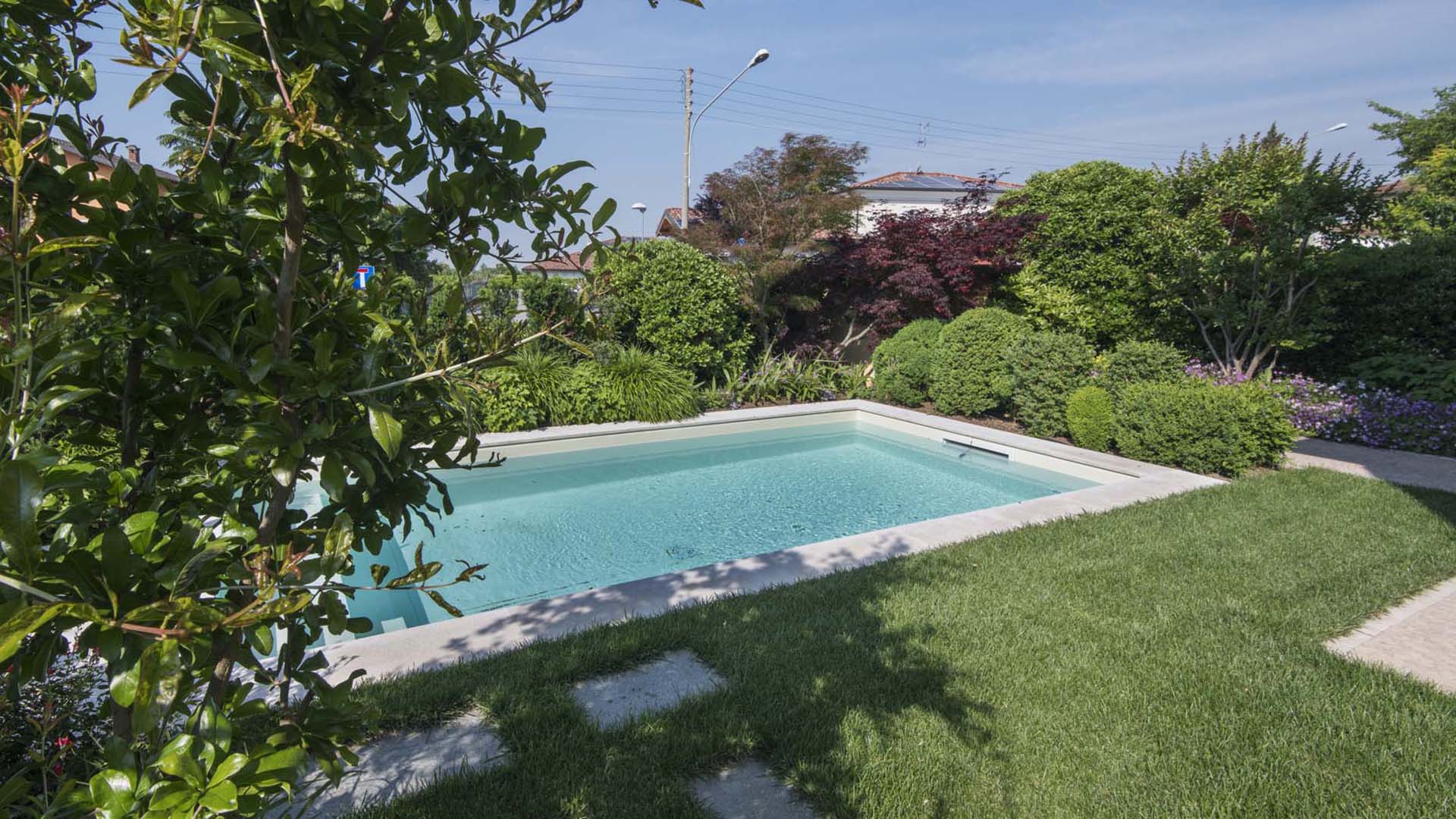 Giardino con aiuole geometriche, corten e piscina