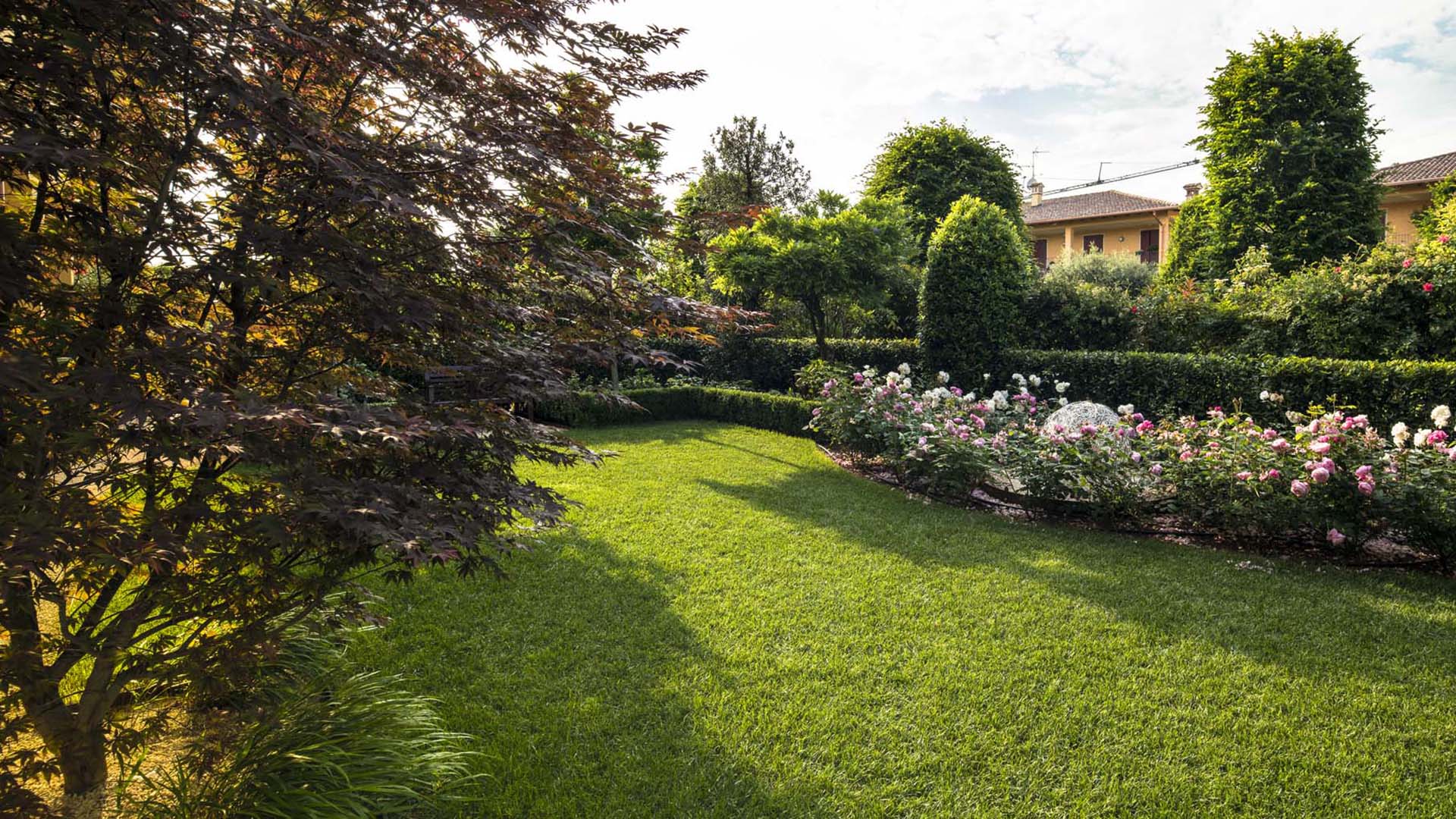 Giardino formale con prato e siepi potate a Gussago