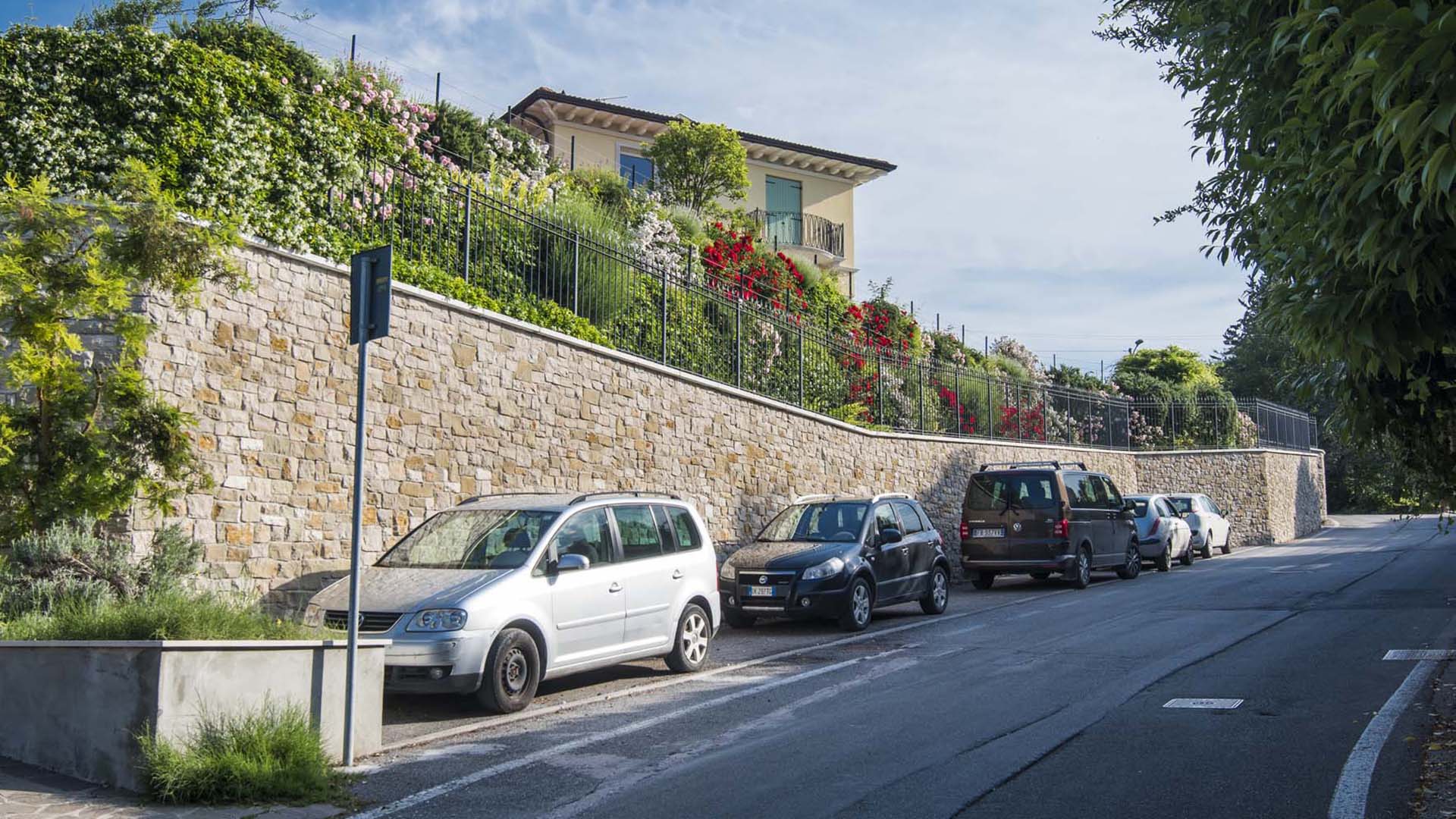 Fioritura abbondante su struttura di contenimento in giardino naturalistico