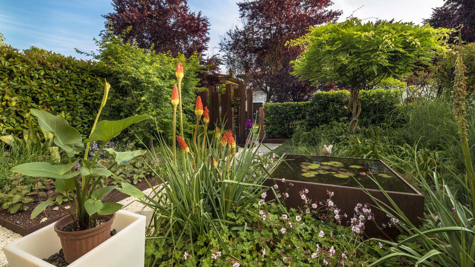 Giardino naturalistico con bordure e frangivista in corten a Brescia