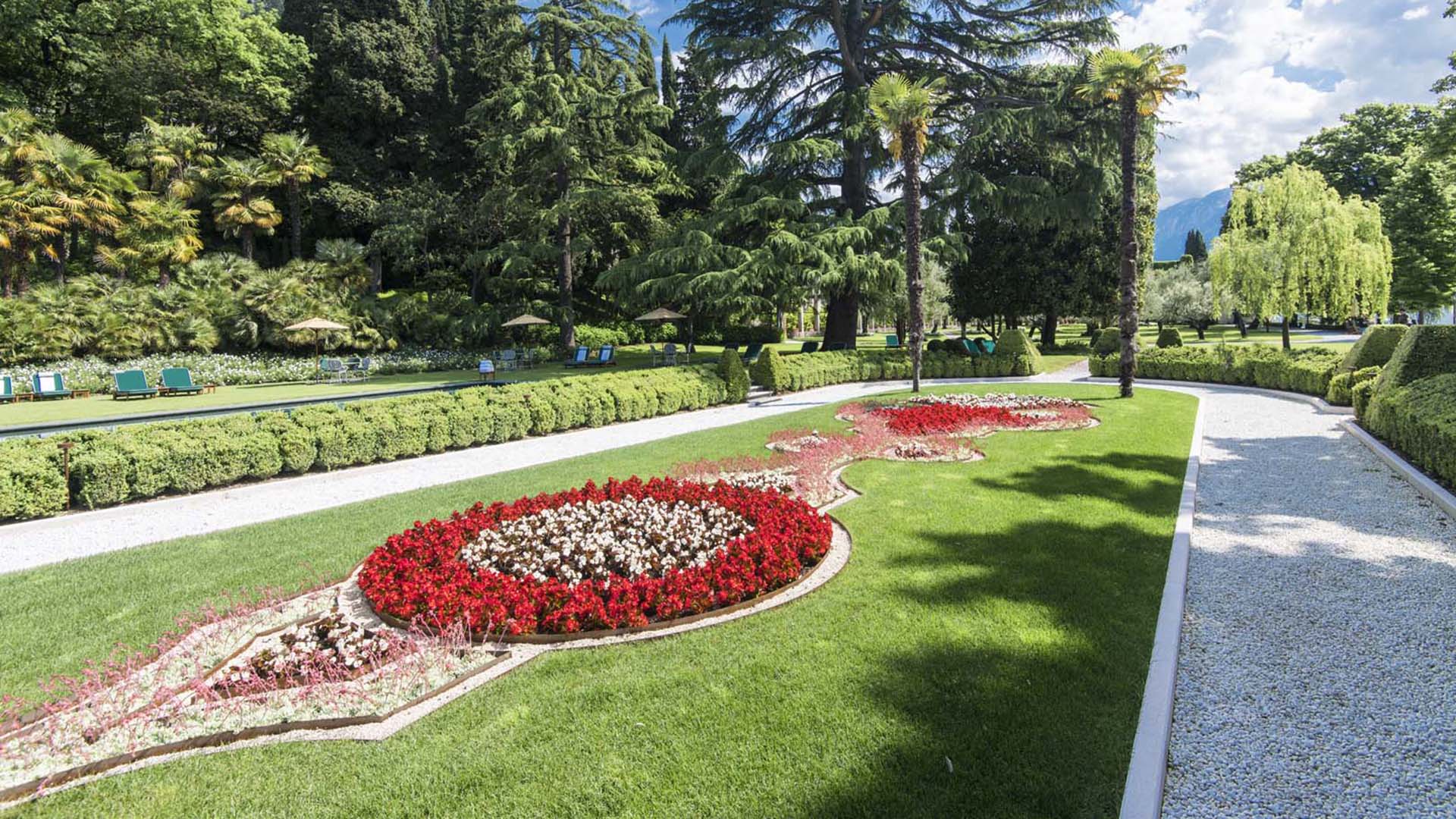 Parterre ornamentale con aiuole in mosaicoltura davanti a villa storica
