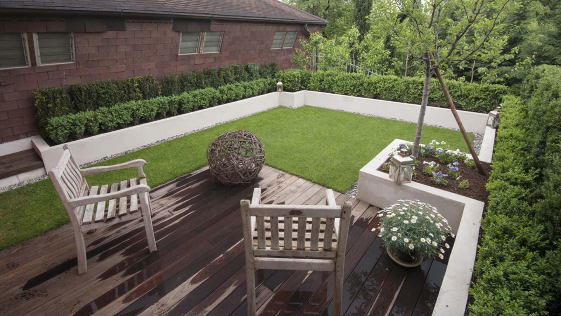 Terrazza con giardino pensile e sedute in legno