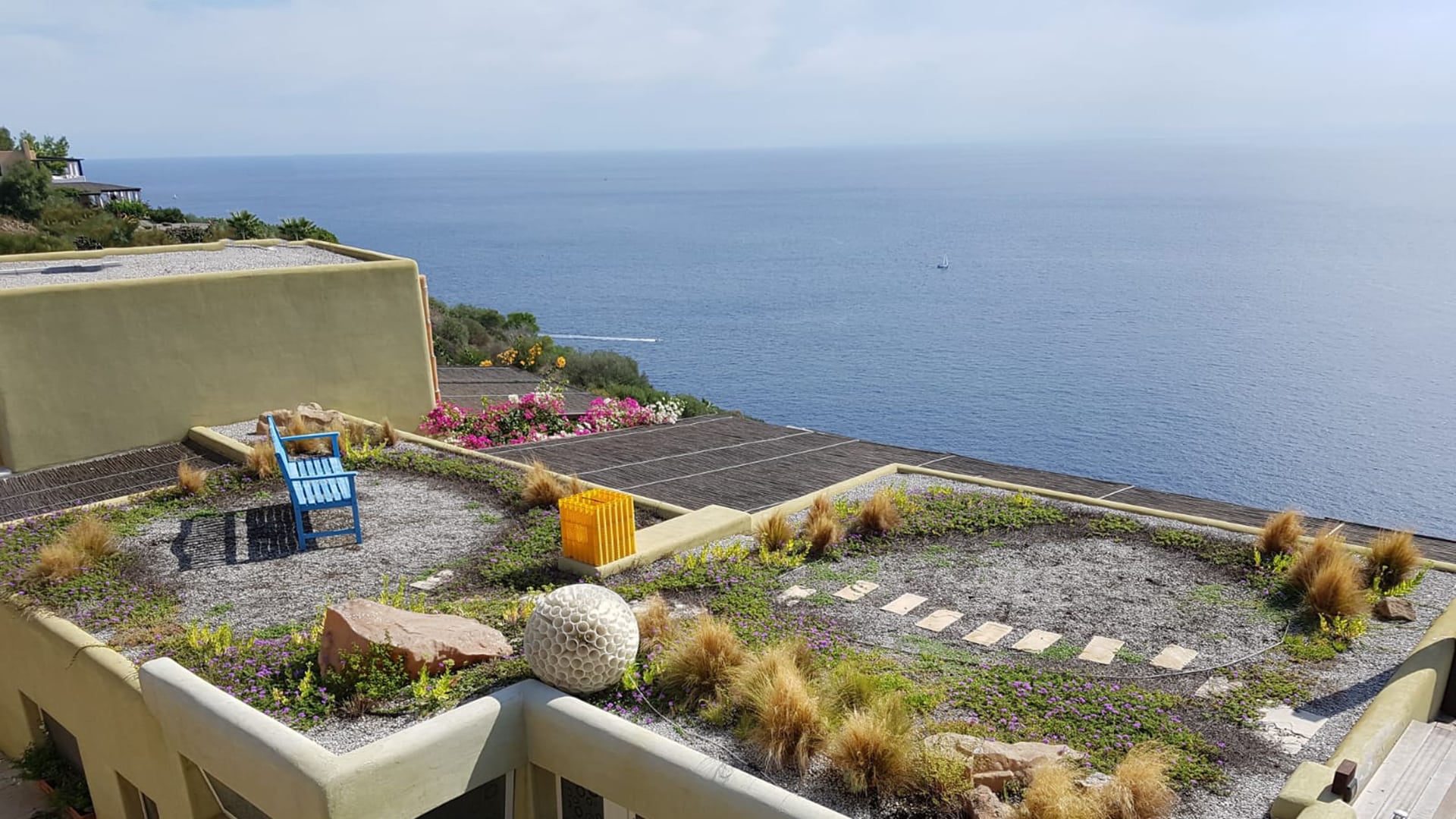 Scopri il giardino su tetto verde con una meravigliosa vista sulla costa creato da Grechi Giardini. Ideale per chi cerca un Natural Landscape Garden in armonia con l'ambiente.