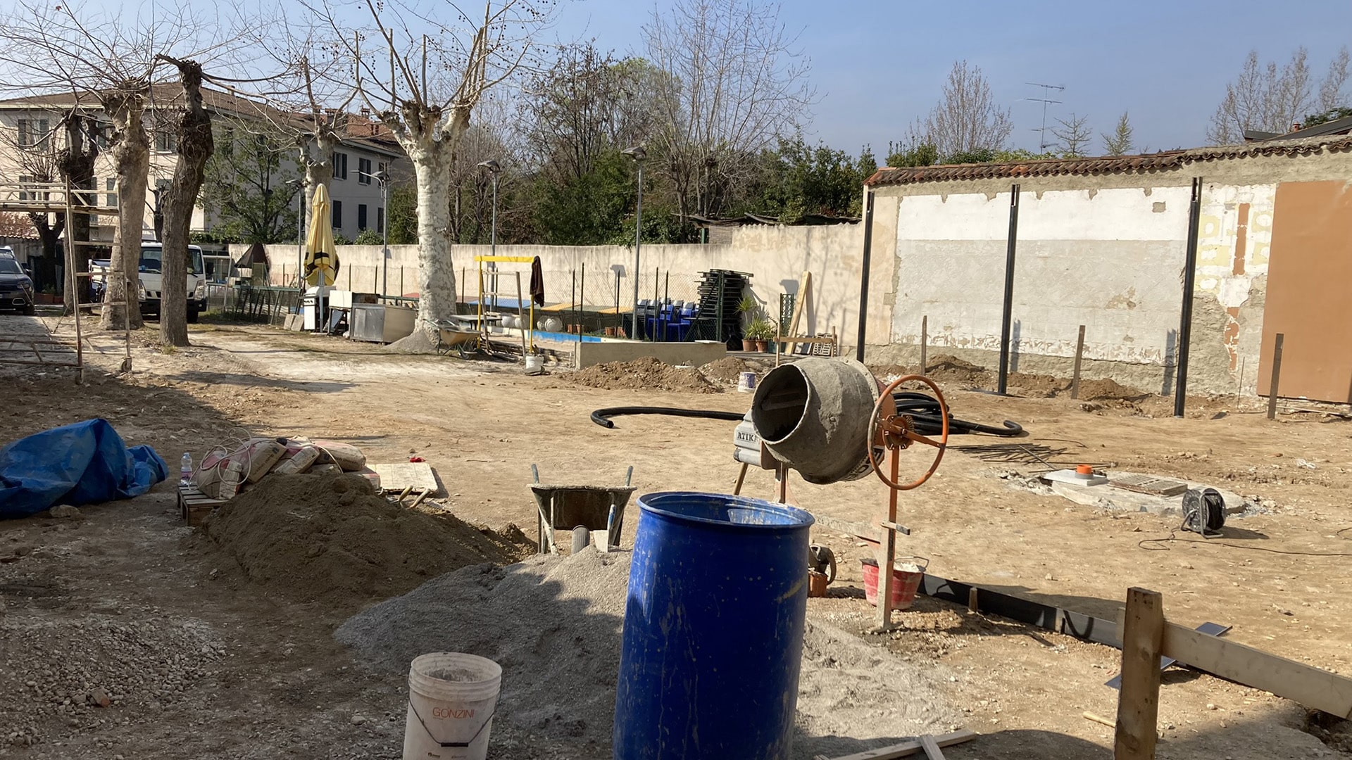 Area esterna con terreno nudo prima dell’intervento di riqualificazione