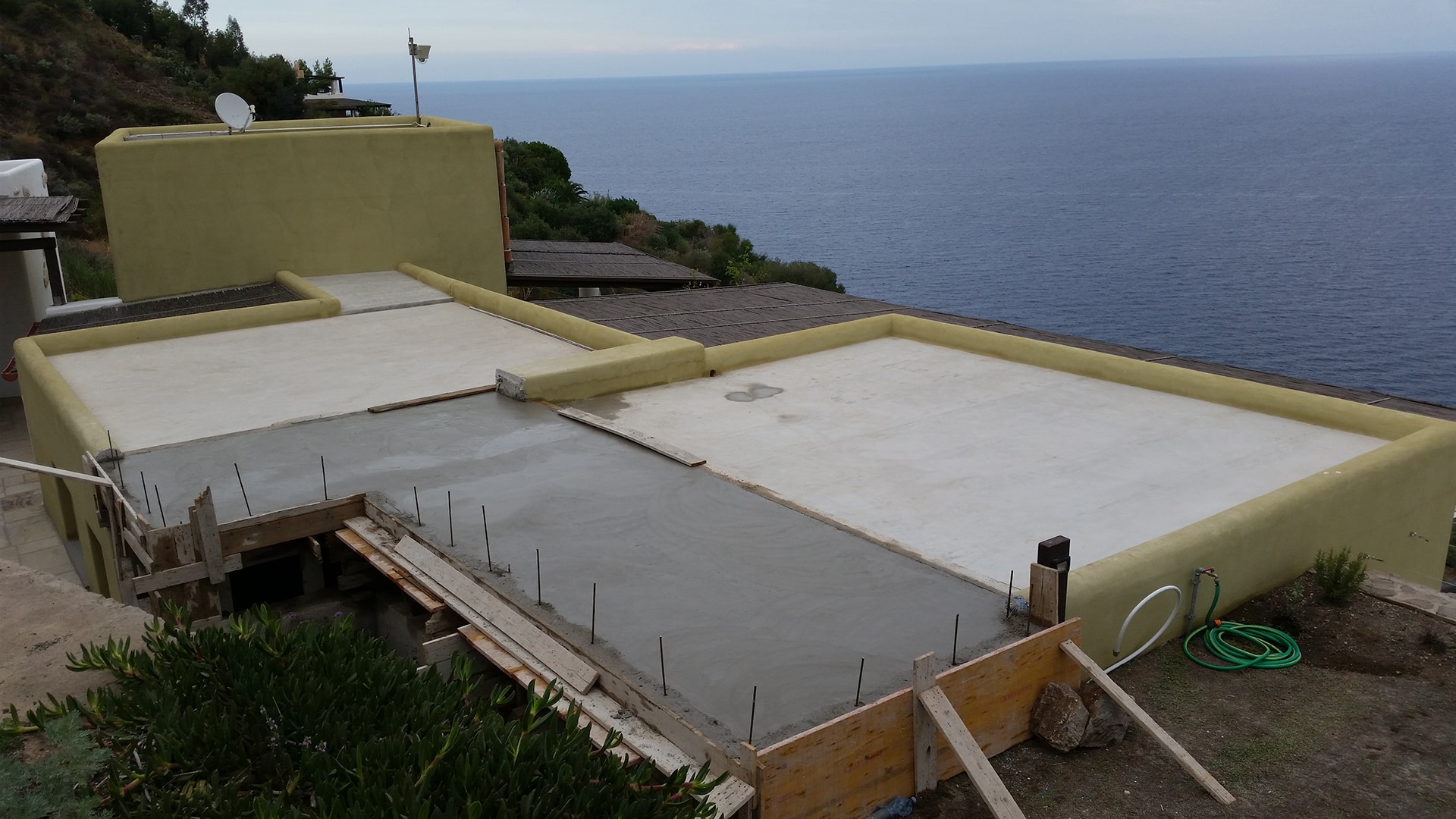 La fase preliminare di un progetto di giardino su tetto vista mare, realizzato da Grechi Giardini per creare un Natural Landscape Garden unico e sostenibile.