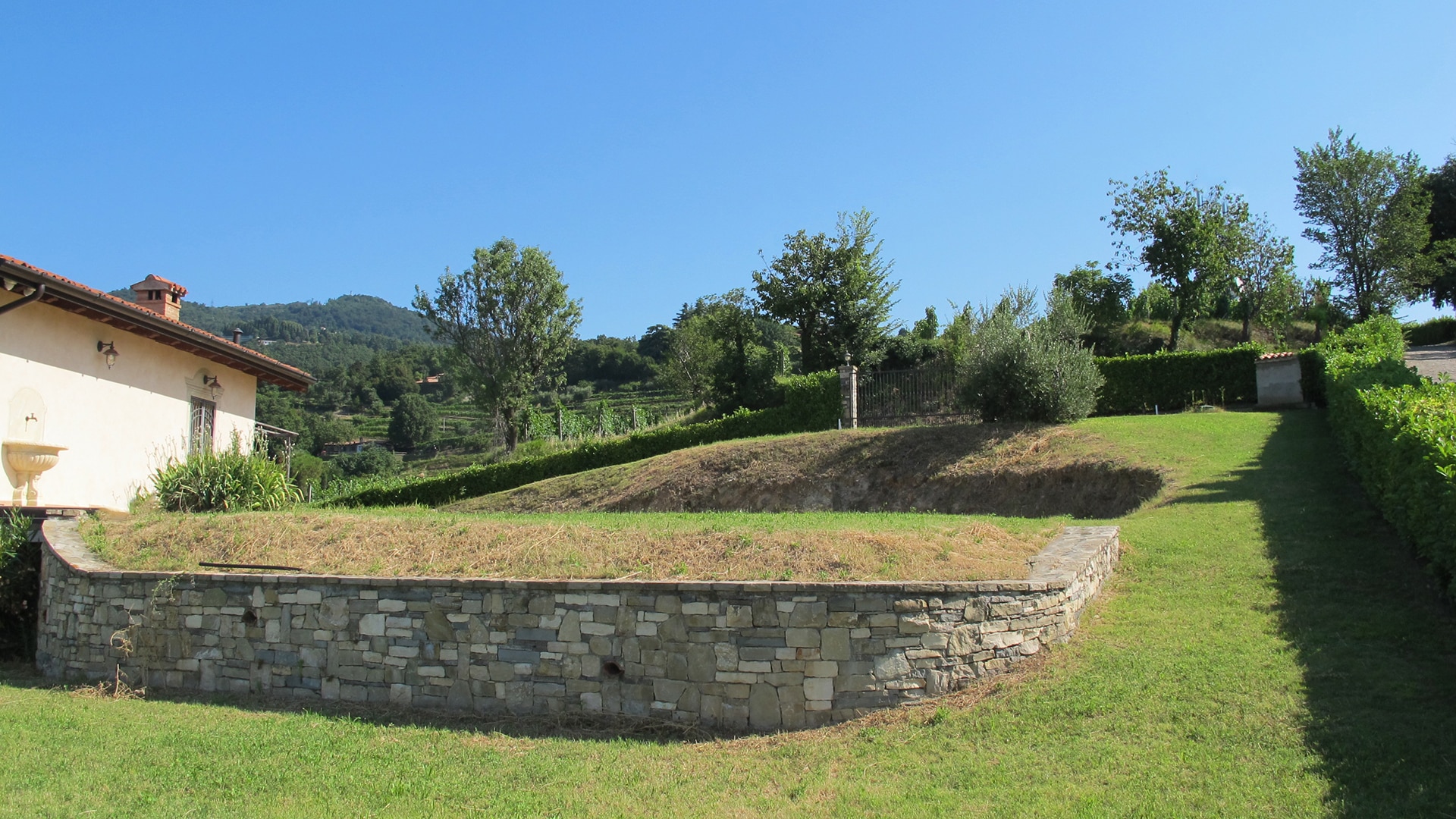 Visualizza lo spazio verde prima della progettazione eseguita da Grechi Giardini, mostrando l'importanza della creazione di un Natural Landscape Garden personalizzato.
