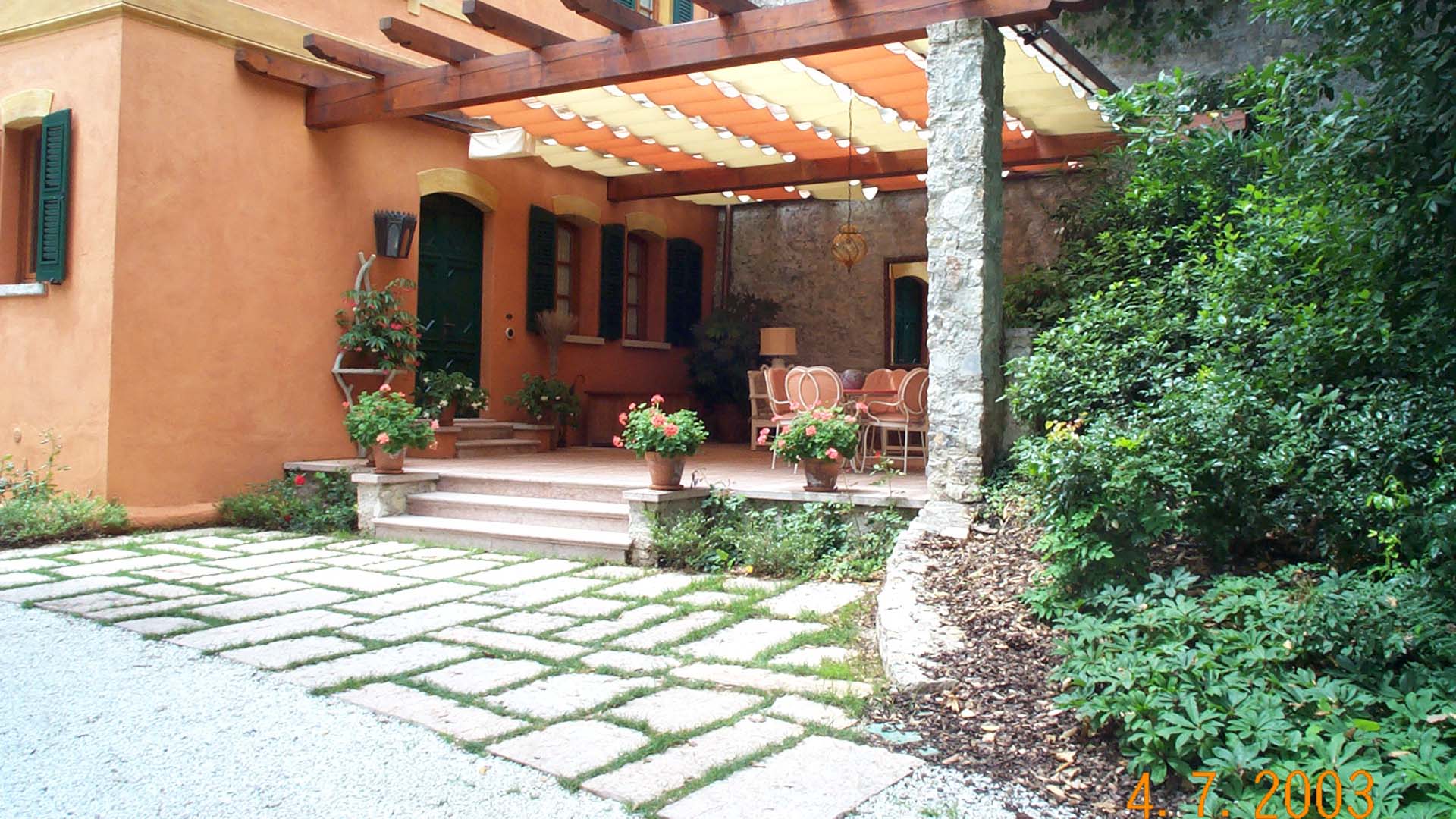 Fioriere naturali e vegetazione rigogliosa in un giardino naturalistico ombreggiato
