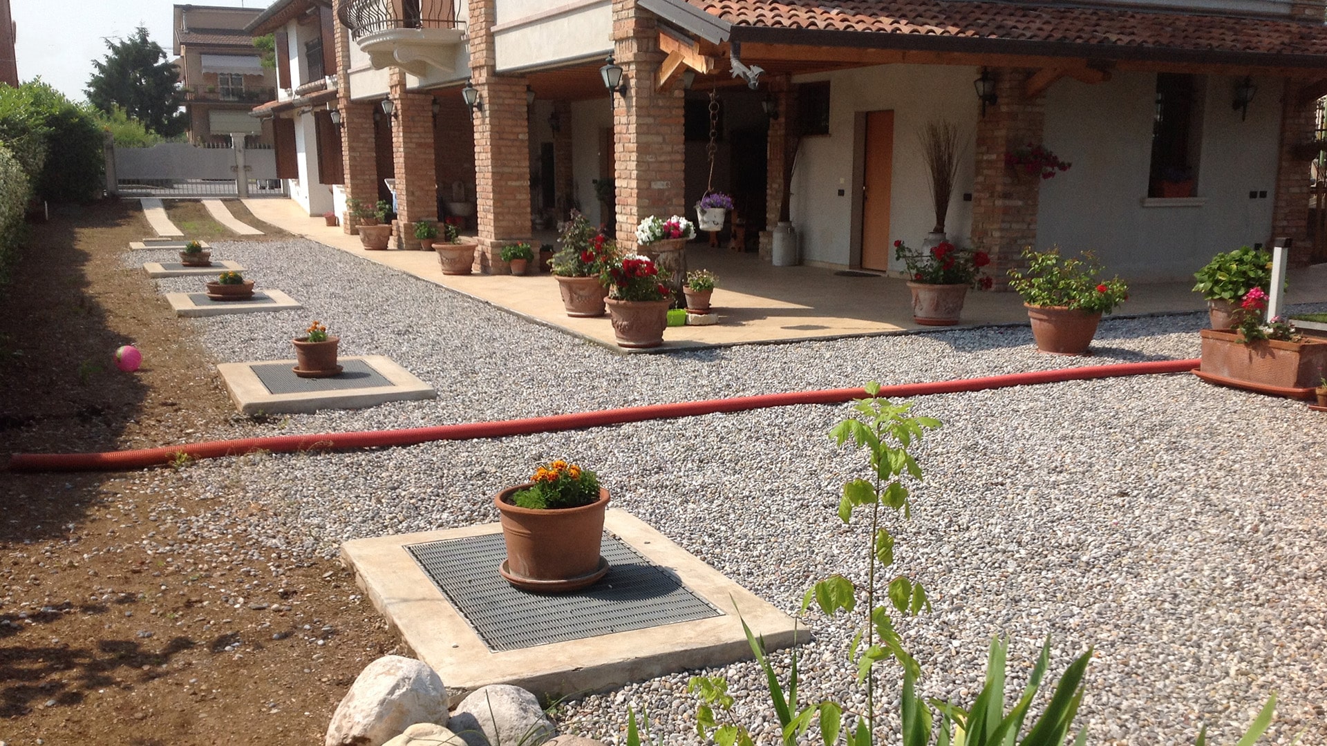 Lavori in corso per la realizzazione di un giardino