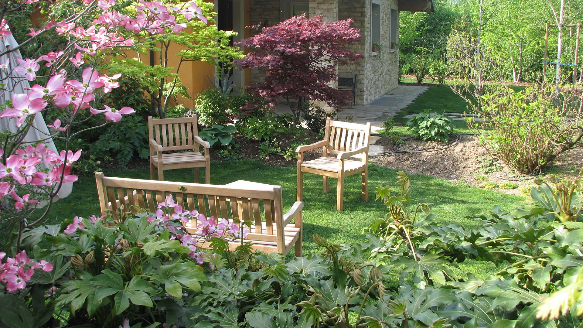 Design paesaggistico con salotto in pietra tra essenze locali in un ambiente verde e naturale