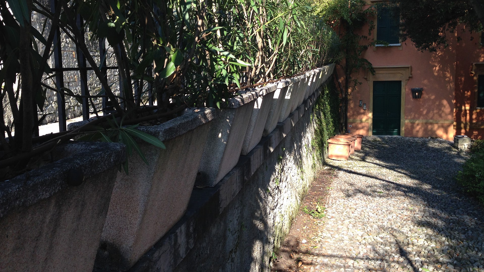 Ingresso su muratura storica in giardino a Gargnano sul Lago di Garda