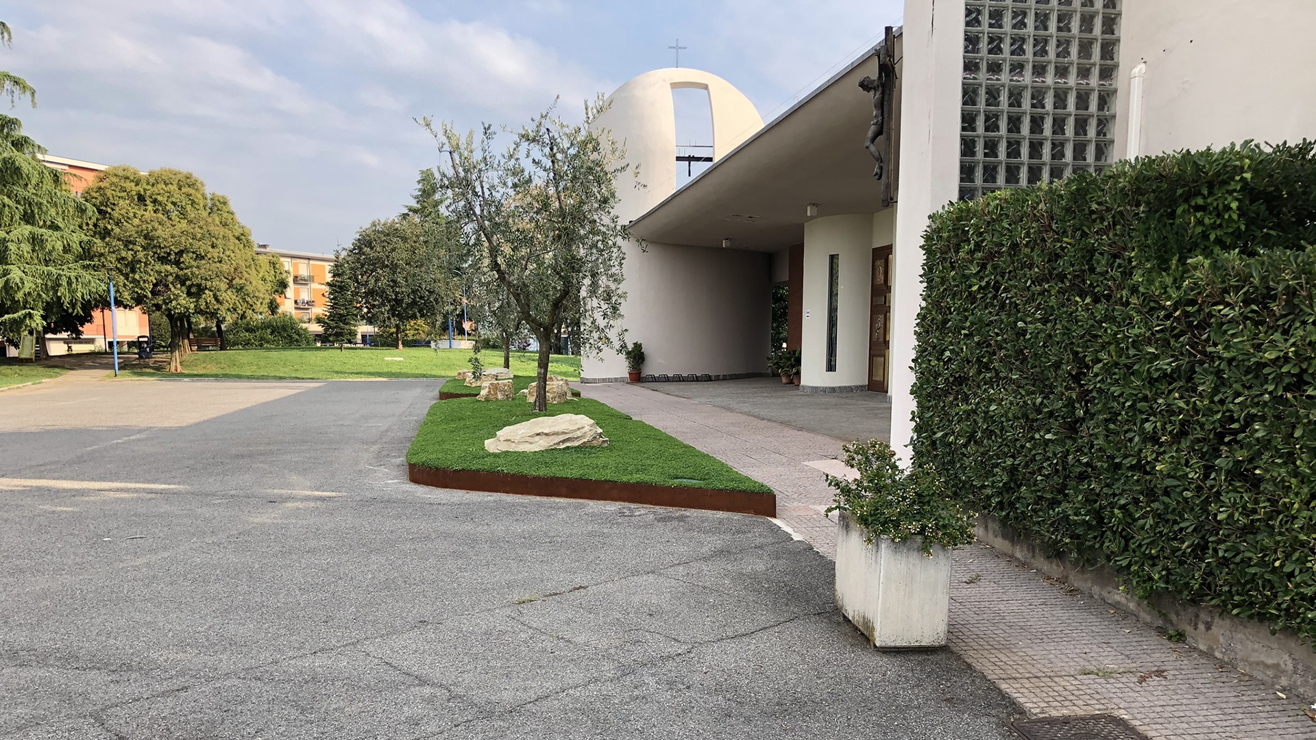 Ingresso con un giardino minimal di una parrocchia