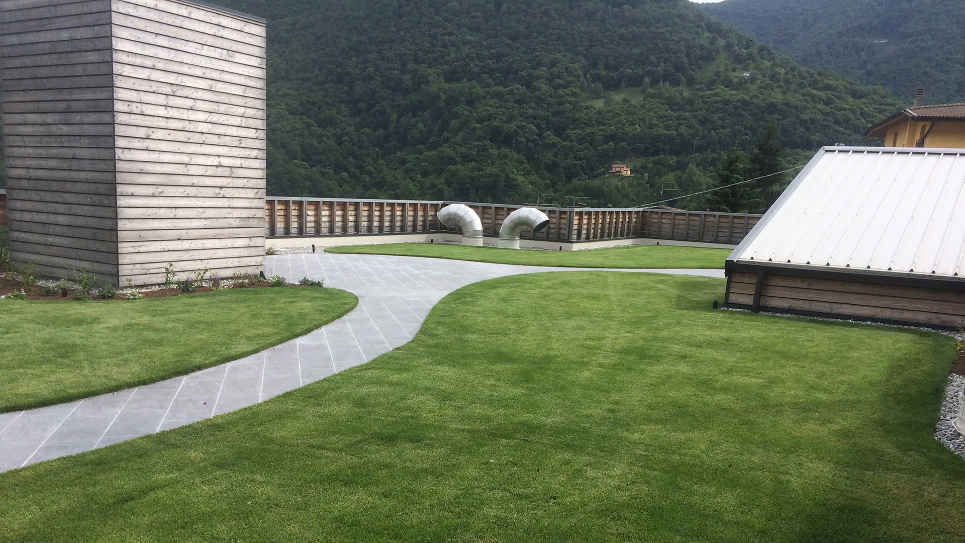 Giardini con prato all'inglese sul tetto con vista sulle montagne