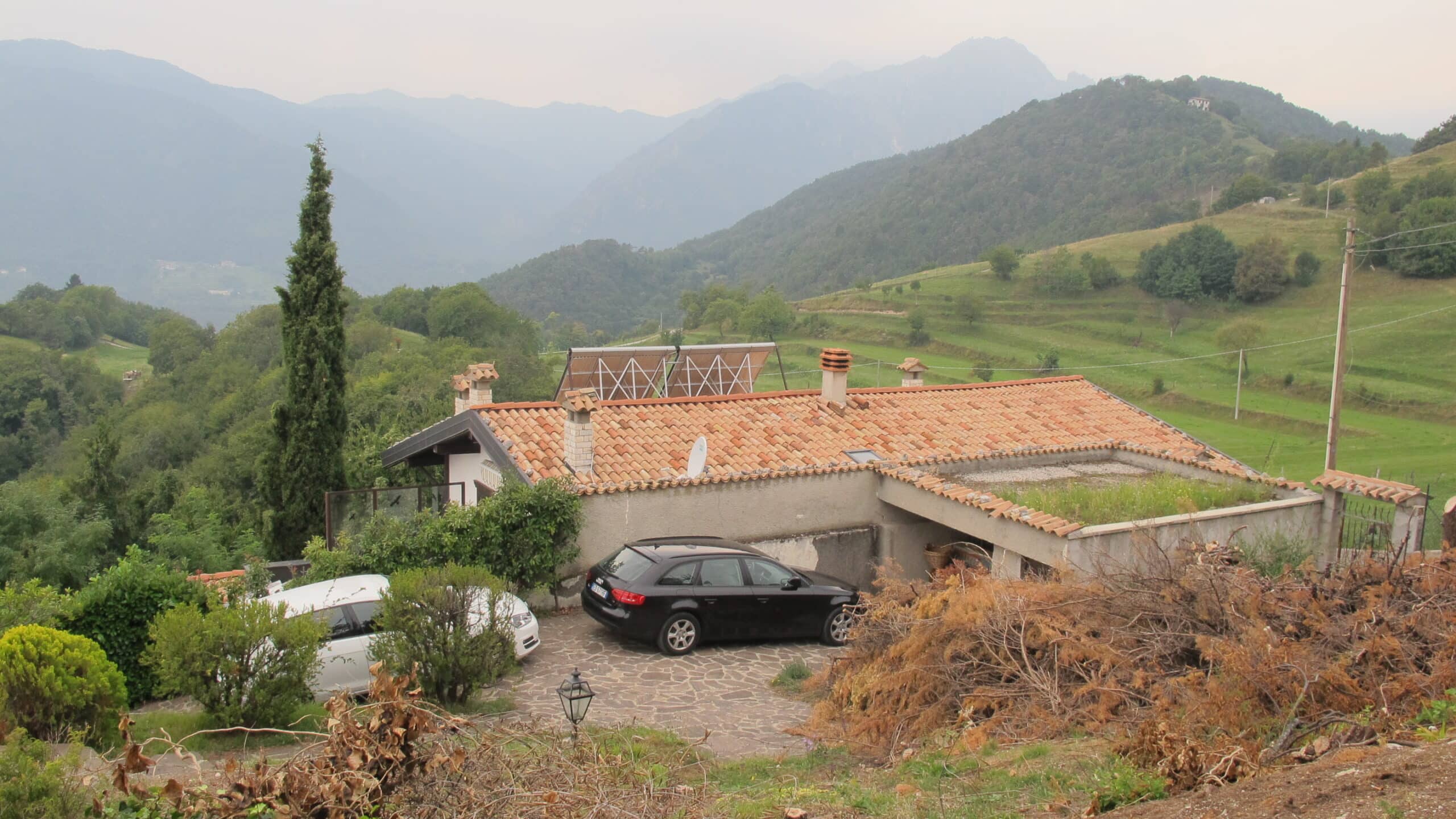 Stato iniziale di giardino collinare con terreno in dislivello prima della progettazione naturalistica Grechi Giardini.